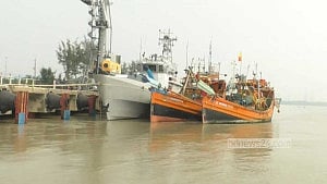 বঙ্গোপসাগর থেকে ৩১ জেলেসহ দুটি ভারতীয় ট্রলার আটক
