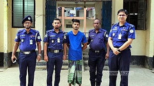 পিরোজপুরে প্রবাসীর স্ত্রীকে হত্যায় সবজি বিক্রেতা গ্রেপ্তার