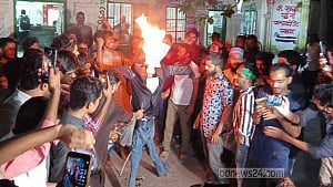 রাষ্ট্রপতির কুশপুত্তলিকা পোড়াল ছাত্র অধিকার পরিষদ