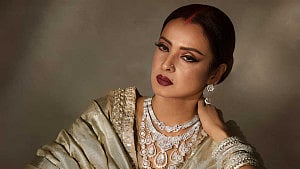 রেখার ৭০: ভীষণ কষ্টে নিজেকে গুটিয়ে নেওয়া ‘রহস্যের দেবী’