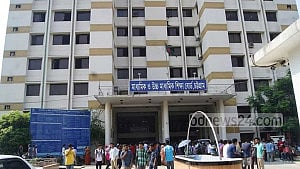 চট্টগ্রাম শিক্ষাবোর্ডের কর্মকর্তাকে ‘দোসর’ আখ্যা দিয়ে হেনস্তা, হেফাজতে নিল পুলিশ