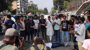 সায়েন্স ল্যাব অবরোধে সাত কলেজের শিক্ষার্থীরা
