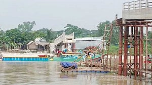 নড়িয়ায় বাল্কহেডের ধাক্কায় ভেঙে পড়ল বেইলি সেতু, যোগাযোগ বিচ্ছিন্ন
