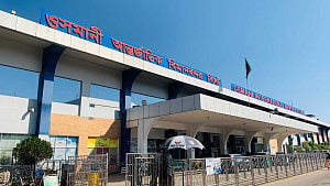 ক্রুদের ‘মারধর’, বিমানযাত্রীকে ছাড়া হল স্বজনদের জিম্মায়
