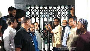 সিলেটে ন্যাশনাল ব্যাংকে টাকা না পেয়ে তালা দিলেন গ্রাহকরা