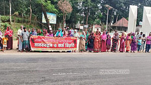 সিলেটে ফের বেতনের দাবিতে চা শ্রমিকদের বিক্ষোভ