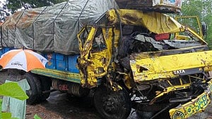 টাঙ্গাইলে বাস-ট্রাক সংঘর্ষে নিহত ৪, আহত ১০