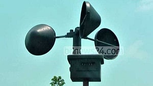 Low over Bay prompts signal No. 3 at ports