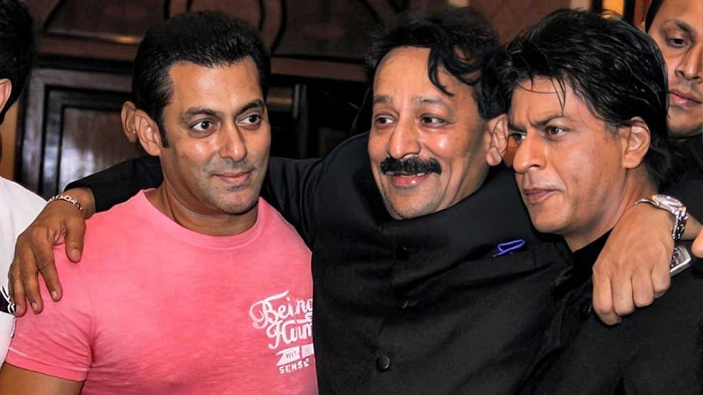 দুই খানকে দু’পাশে নিয়ে তোলা বাবা সিদ্দিকীর এই ছবি স্মরণীয় হয়ে আছে।