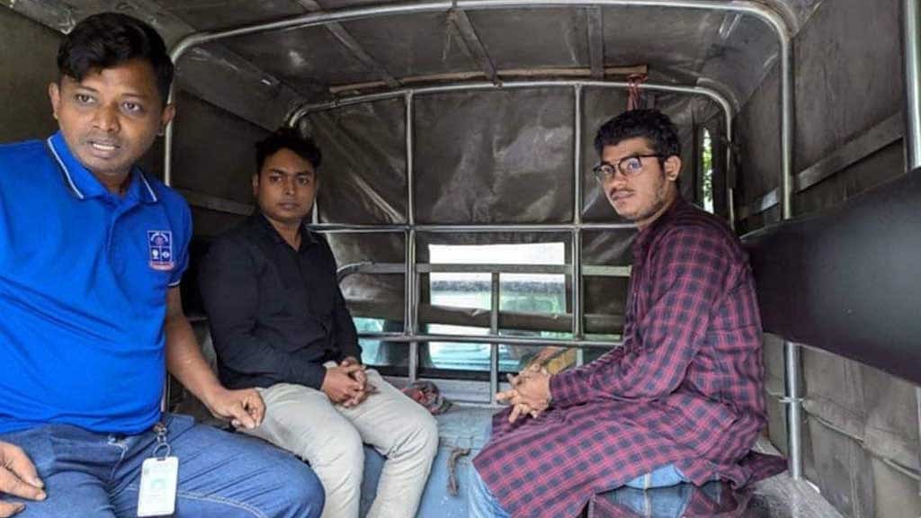 নিষিদ্ধ ঘোষণার পর থেকে ছাত্রলীগের নেতাদেরকে পেলেই গ্রেপ্তার করা হচ্ছে। এই দুইজন গ্রেপ্তার হয়েছেন ঢাকা বিশ্ববিদ্যালয়ে পরীক্ষা দিতে এসে।