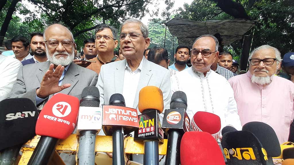প্রধান উপদেষ্টার সঙ্গে প্রথমে সংলাপে বসে বিএনপি। দলটির মহাসচিব মির্জা ফখরুল ইসলাম আলমগীর জানিয়েছেন, তারা দ্রুত নির্বাচন কমিশন পুনর্গঠন করে নির্বাচনের রোডম্যাপ দিতে বলেছেন।