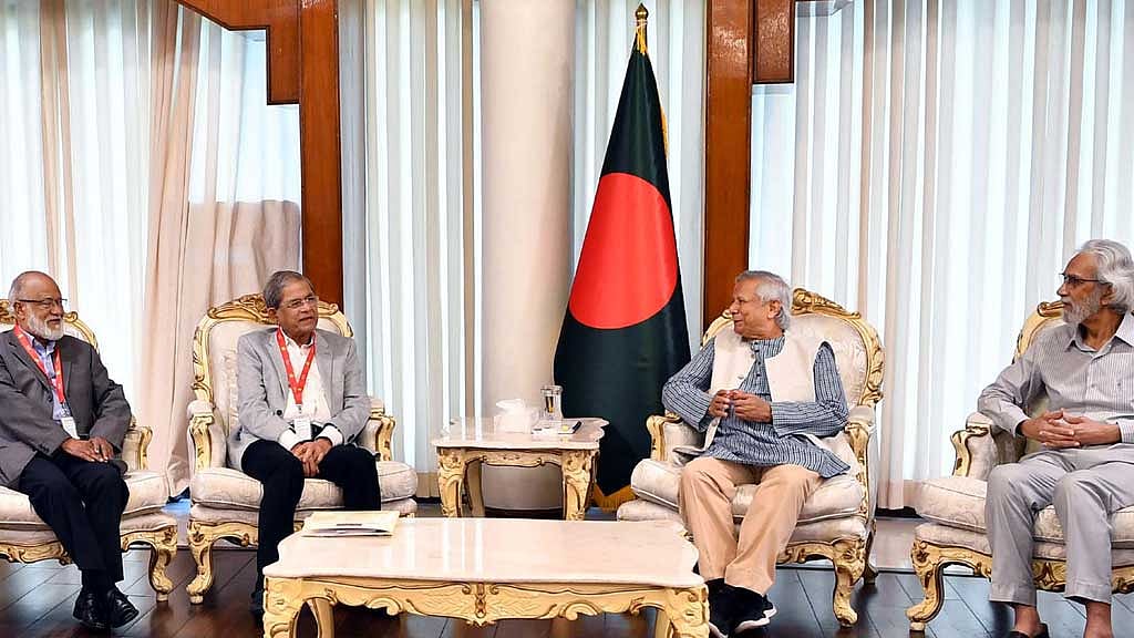 রাজনৈতিক দলগুলোর সঙ্গে ধারাবাহিক সংলাপের অংশ হিসেবে ৩১ অক্টোবর প্রধান উপদেষ্টা মুহাম্মদ ইউনূস বিএনপির প্রতিনিধি দলের সঙ্গে বৈঠক করেন। ফাইল ছবি।  
