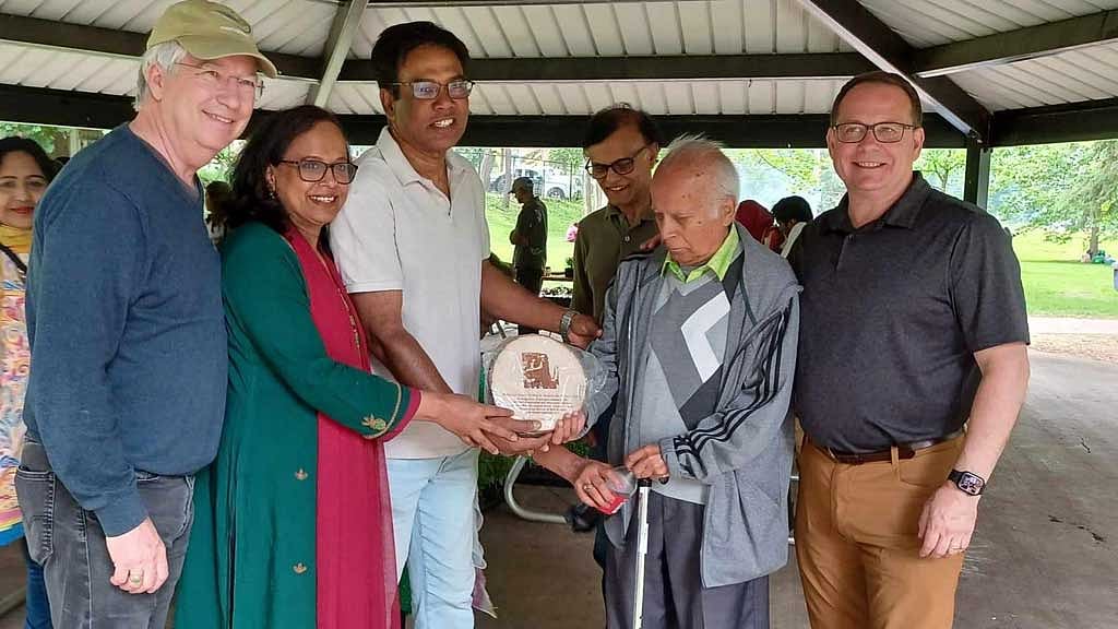 এবছর আঙিনার কৃষি পদক পান মাহমুদা আনোয়ার ও মোমিনুল আজম পরিবার।
