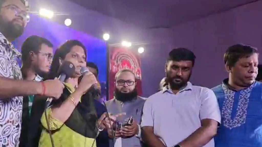 রাতেই মণ্ডপে আসেন ডিসি ফরিদা খানম।