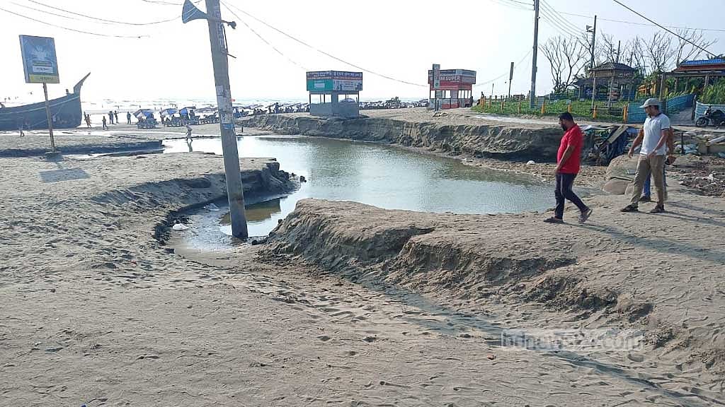 কক্সবাজারের কলাতলী পয়েন্টে ভাঙনের চিত্র। 