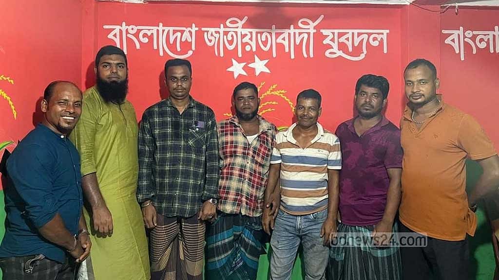 ছাউনিটিতে রং করিয়েছেন যুবদল নেতা। ভেতরের তিনটি দেয়ালে ‘বাংলাদেশ জাতীয়তাবাদী যুবদল’ লিখে দলীয় লোগো আঁকা হয়েছে।