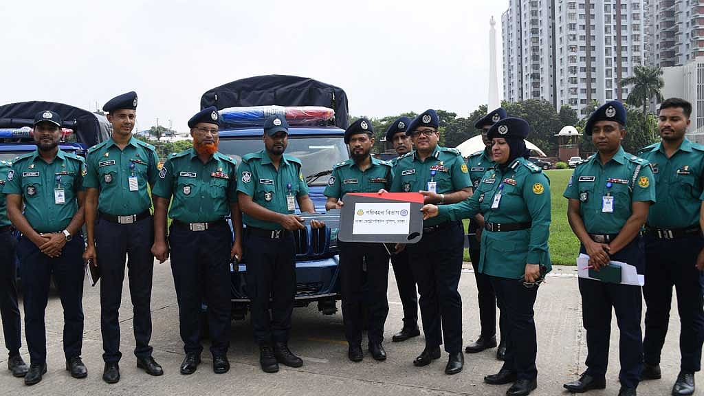 বুধবার ঢাকার ১০ থানায় একটি করে নতুন গাড়ি বুঝিয়ে দেওয়া হয়।