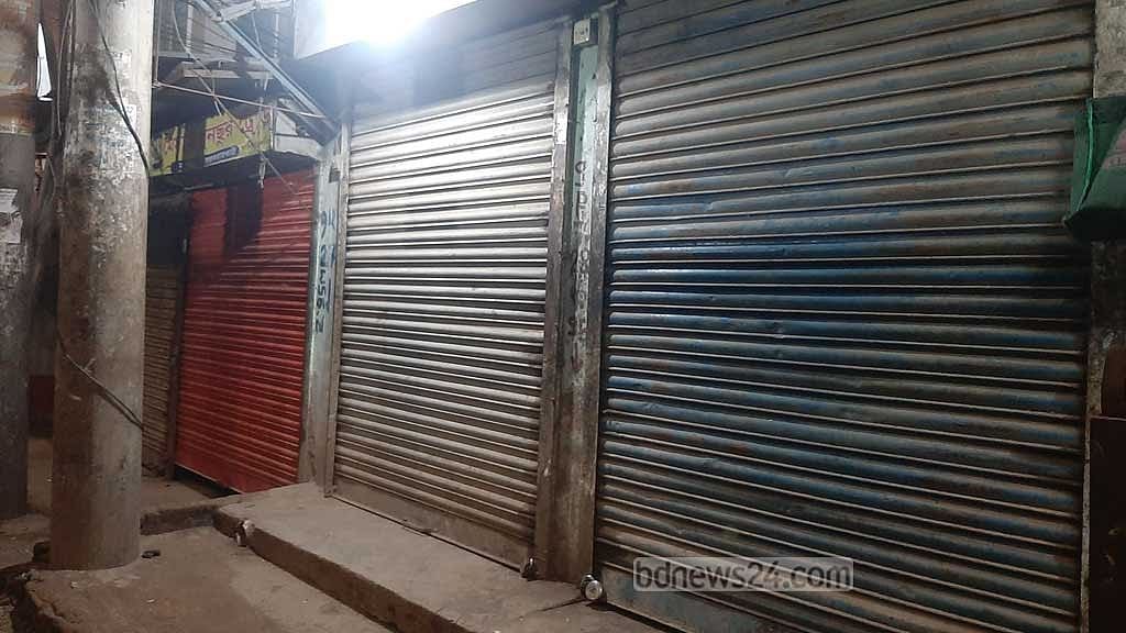 তেজগাঁওয়ের আড়তে রোববার রাত থেকেই ডিম বিক্রি বন্ধ করে দেওয়া হয়। ব্যবসায়ীরা বলছেন, ‘ন্যায্য মূল্যে’ তারা ডিম কিনতেও পারেন না। কিন্তু বেশি দরে বিক্রি করলে জরিমানা করা হয়।
