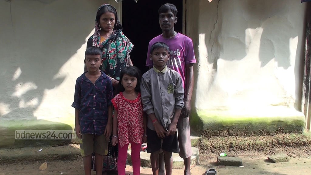 হবিগঞ্জের চুনারুঘাটের চণ্ডিছড়া চা বাগানের শ্রমিক দুলন রিকি হাসন ও তার পরিবার।