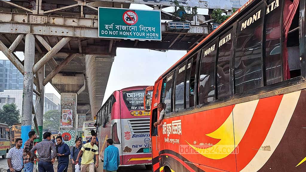 হর্ন বাজাতে নিষেধ করে চালানো প্রচার চালকদের কাছে পৌঁছতে পারছে না।