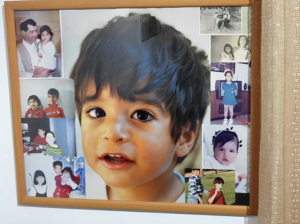 মিজরাহির শৈশবের ছবি কোলাজ করে টানিয়ে রাখা হয়েছে তার বাড়ির একটি ঘরে।