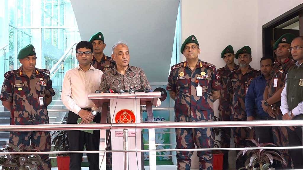 দুপুরে রাজশাহী বিজিবি সেক্টর সদর দপ্তরে এক অনুষ্ঠানে যোগ দেন স্বরাষ্ট্র উপদেষ্টা।