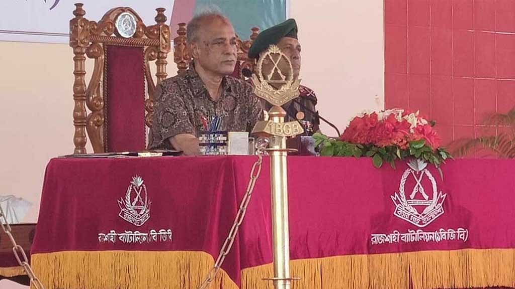 বিজিবি রাজশাহী সেক্টর সদর দপ্তর ও রাজশাহী ব্যাটালিয়ন (১ বিজিবি)-এ কর্মরত অফিসারদের দরবারেও বক্তব্য রাখেন স্বরাষ্ট্র উপদেষ্টা।