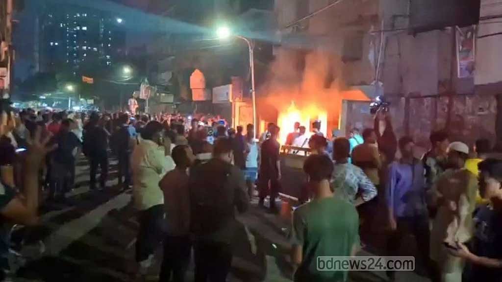 বৃহস্পতিবার সন্ধ্যায় রাজধানীর বিজয়নগরে জাতীয় পার্টির কেন্দ্রীয় কার্যালয়ে হামলা করে আগুন ধরিয়ে দেয় একদল মানুষ।