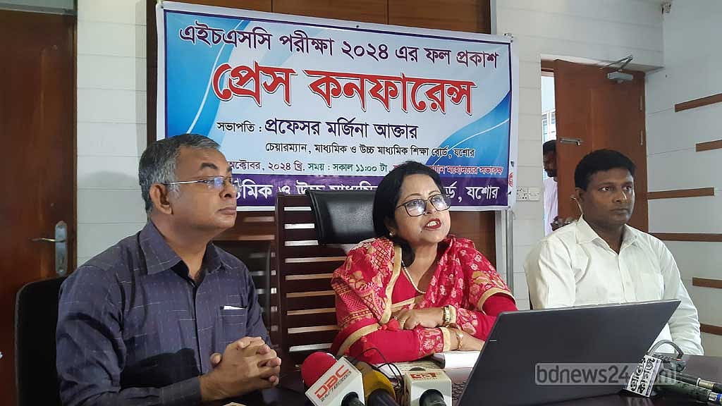 ফল প্রকাশের সংবাদ সম্মেলনে যশোর শিক্ষা বোর্ডের চেয়ারম্যান অধ্যাপক মর্জিনা আক্তার।
