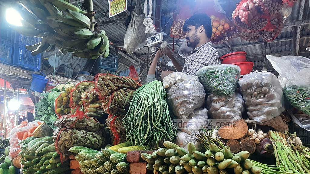 সবজির বাজারে সরবরাহ বেড়েছে। বিক্রেতারা বলছেন, বন্যার প্রভাব কমতে শুরু করেছে। তাই কমে আসছে দাম। 