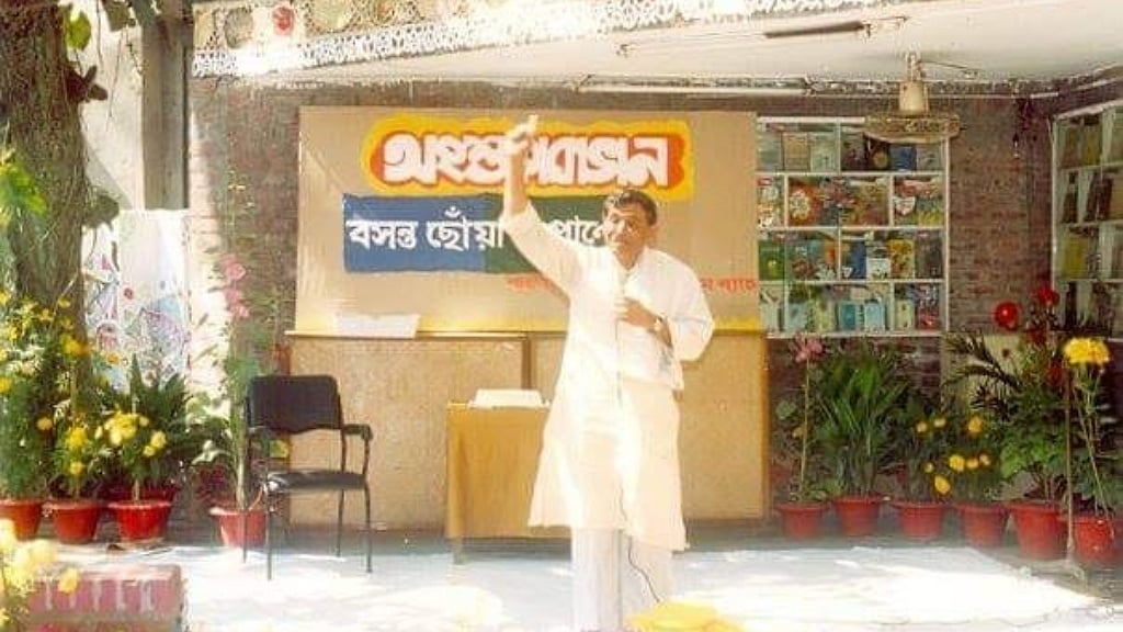 আগের বিশ্বসাহিত্য কেন্দ্রে বক্তব্য দিচ্ছেন আবদুল্লাহ আবু সায়ীদ, ছবি: মেসবাহ সুমন।