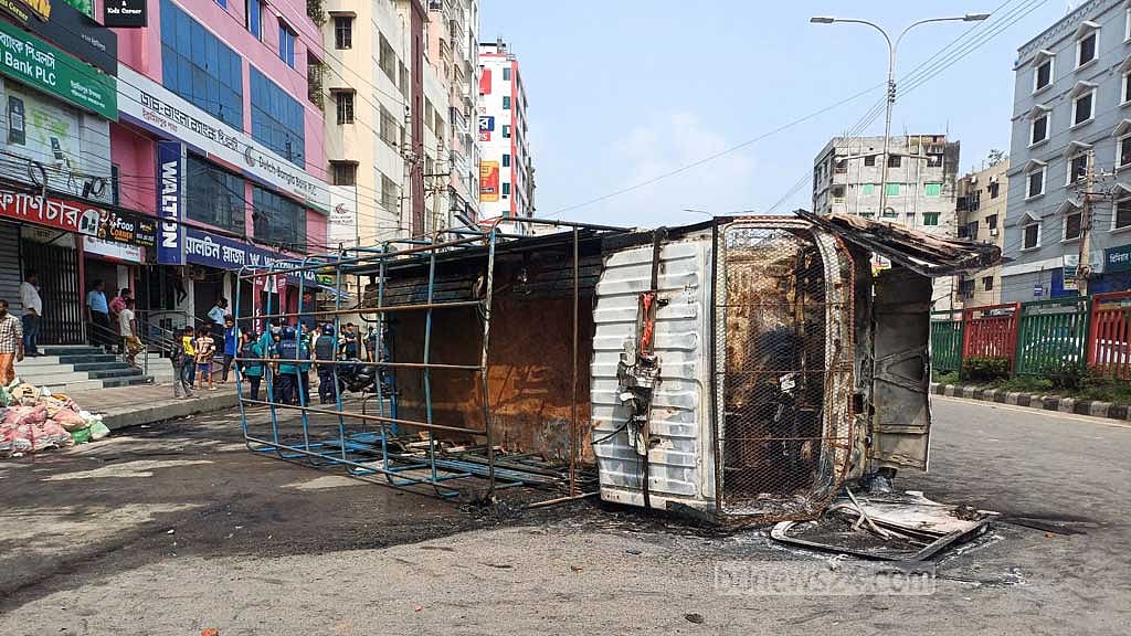 আগুন নেভানোর পর পুলিশের পোড়া ট্রাক সড়কে পড়ে ছিল। পরে রেকার দিয়ে তা সরানো হয়।