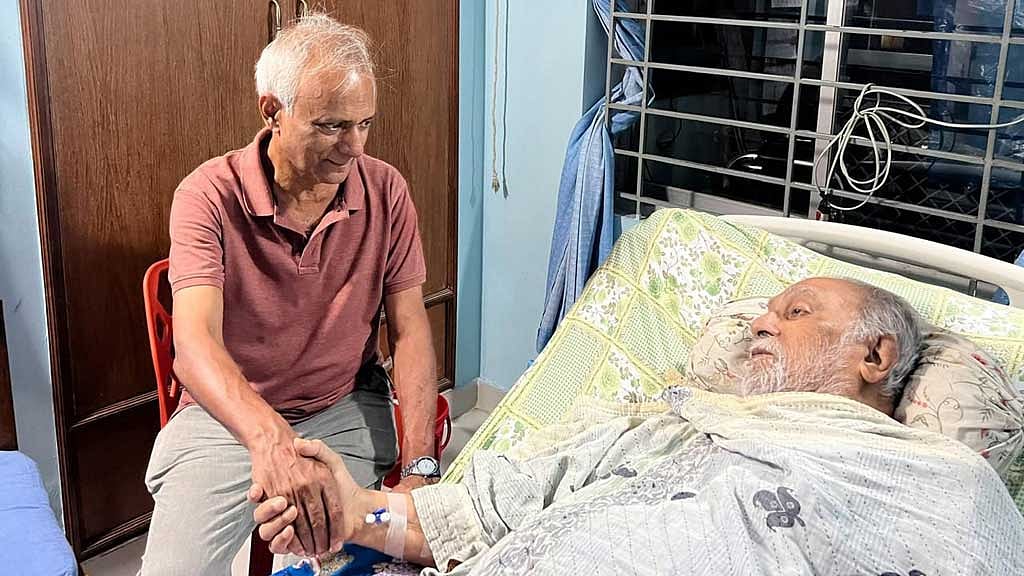 গত ১৫ সেপ্টেম্বর মাসুদ আলী খানকে দেখতে তার বাসায় গিয়েছিলেন শিল্পকলা একাডেমির মহাপরিচালক সৈয়দ জামিল আহমেদ।