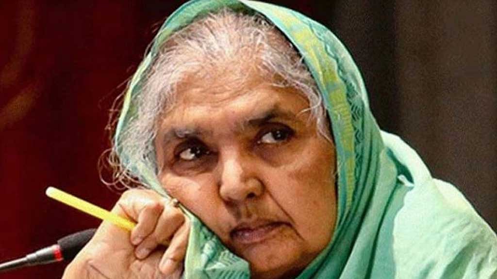 পূর্ব পাকিস্তান ন্যাশনাল আওয়ামী পার্টিতে (ন্যাপ) এক যুগ থাকার পর ১৯৭৯ সালে মতিয়া চৌধুরী যোগ দেন আওয়ামী লীগে।