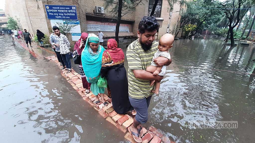 বৃষ্টিতে তলিয়েছে মাতুয়াইলের মা ও শিশু স্বাস্থ্য ইনস্টিটিউট। ছবি: আব্দুল্লাহ আল মমীন।