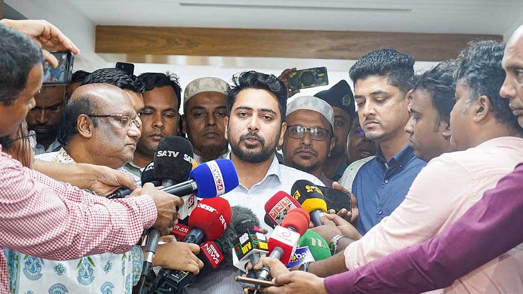 রাষ্ট্রপতির পদত্যাগ বা অপসারণ বিষয়ে রাজনৈতিক ঐকমত্যের কথা বলেছেন তথ্য উপদেষ্টা নাহিদ ইসলাম ।