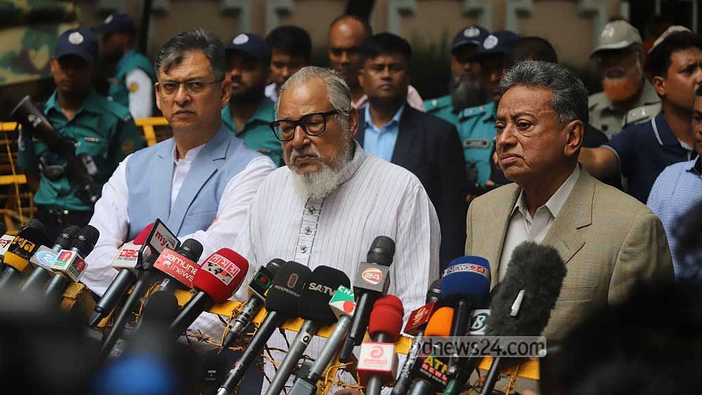 রাষ্ট্রপতির পদত্যাগ বা অপসারণে সাংবিধানিক সংকট হতে পারে– আইনজ্ঞদের এমন মতামতের মধ্যে বিএনপি প্রধান উপদেষ্টার সঙ্গে দেখা করে বলেছে, তারা সাংবিধানিক সংকট চায় না।