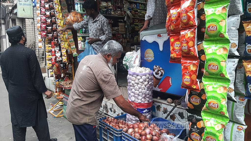 রাজধানীর গ্রিন রোডের একটি মুদি দোকান থেকে আলু কিনেছেন নূর আলম নামের এক ক্রেতা।
