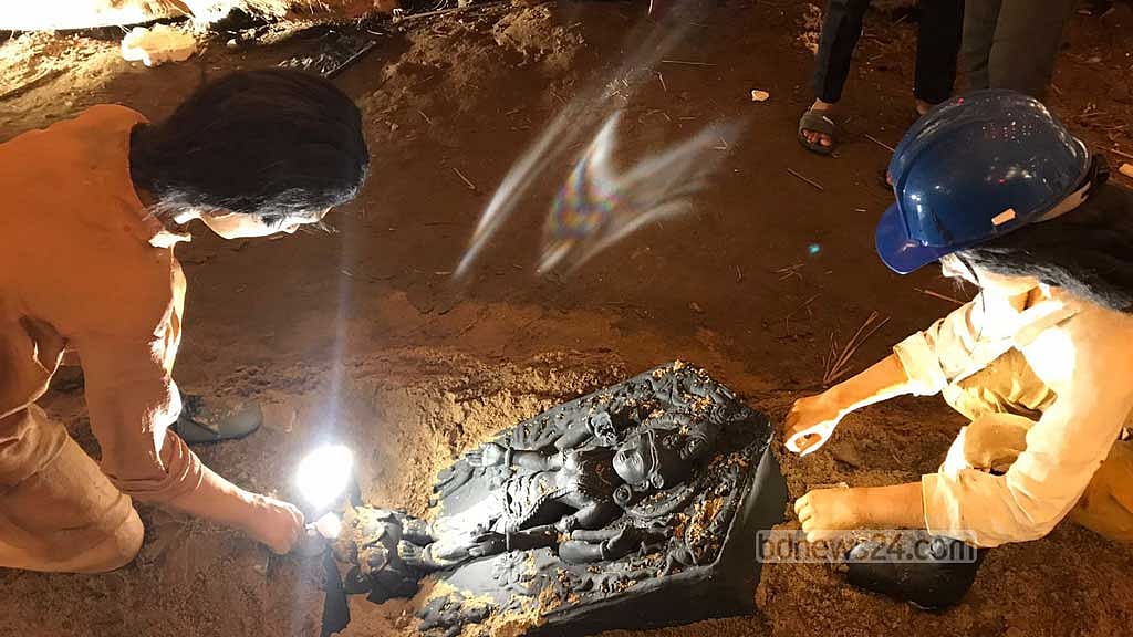 ফিরিঙ্গিবাজারের শ্মশানেশ্বর শিব বিগ্রহ মন্দিরে এবার ৯৫তম মাতৃবন্দনা হচ্ছে ‘মনুষ্য জাদুঘরে’ ভাবনার থিমে। নতুন প্রজন্মের কাছে দেবী দুর্গার ইতিহাস তুলে ধরতে এমন ভাবনা ঘিরে পূজার আয়োজন। দেবী প্রতিমা গড়া হয়েছে পোড়ামাটির প্রতিমার আদলে।