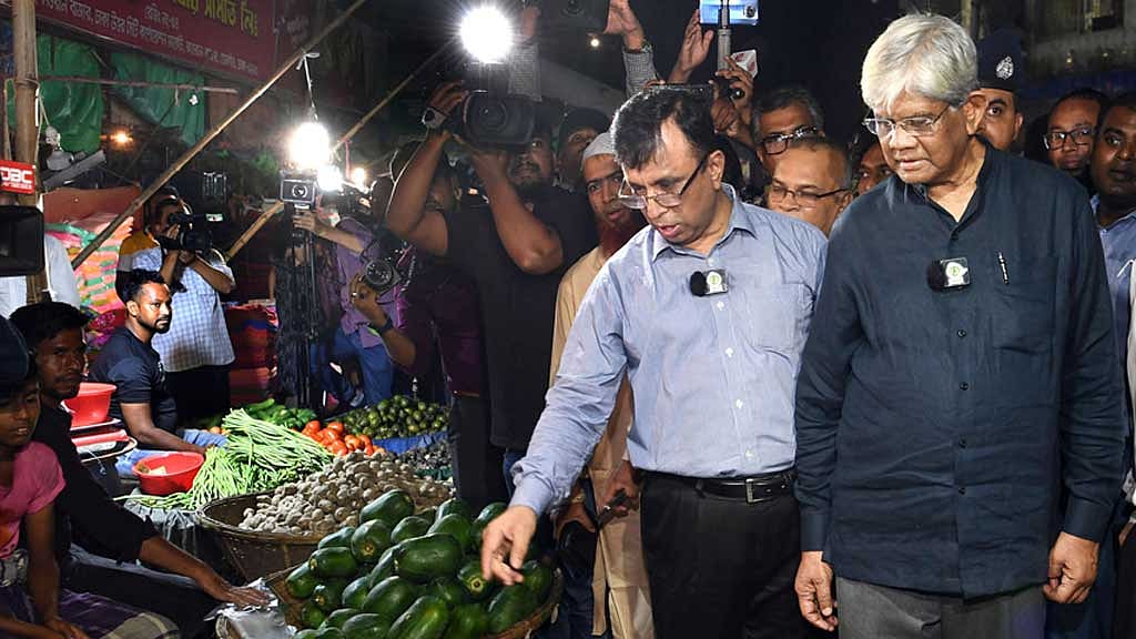 কারওয়ানবাজার পরিদর্শনে গিয়ে নিত্যপণ্যের দাম দেখার পাশাপাশি ব্যবসায়ীদের সঙ্গে কথাও বলেন বাণিজ্য উপদেষ্টা। 