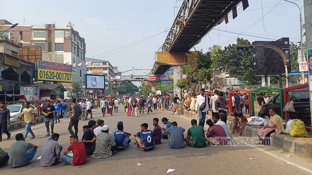  ঢাকা বিশ্ববিদ্যালয়ের অধিভুক্তি থেকে বের হতে বিভিন্ন সময়ে সড়ক আটকে আন্দোলন চালিয়েছেন সাত কলেজ শিক্ষার্থীরা।