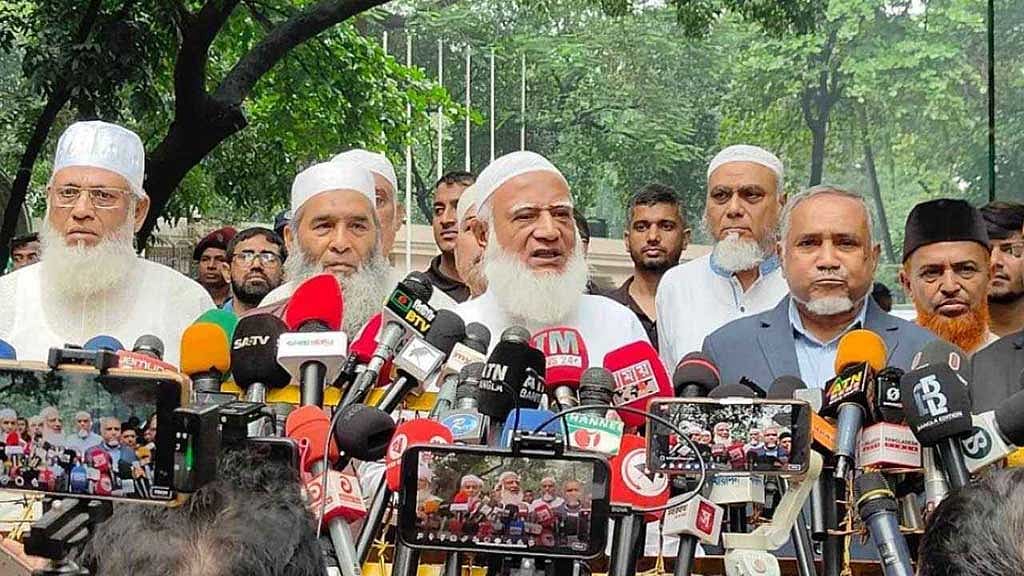 প্রধান উপদেষ্টা মুহাম্মদ ইউনূসের সঙ্গে সংলাপ শেষে বের হয়ে সাংবাদিকদের মুখোমুখি জামায়াতের আমির শফিকুর রহমান।