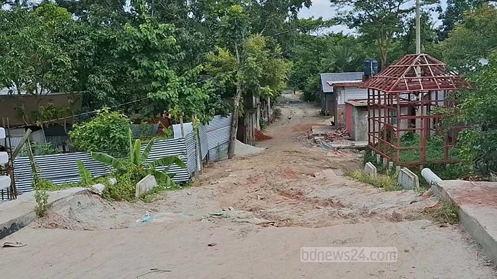 বেহাল রাস্তায় প্রতিদিনই দুর্ঘটনা ঘটছে বলে জানালেন স্থানীয়রা। 