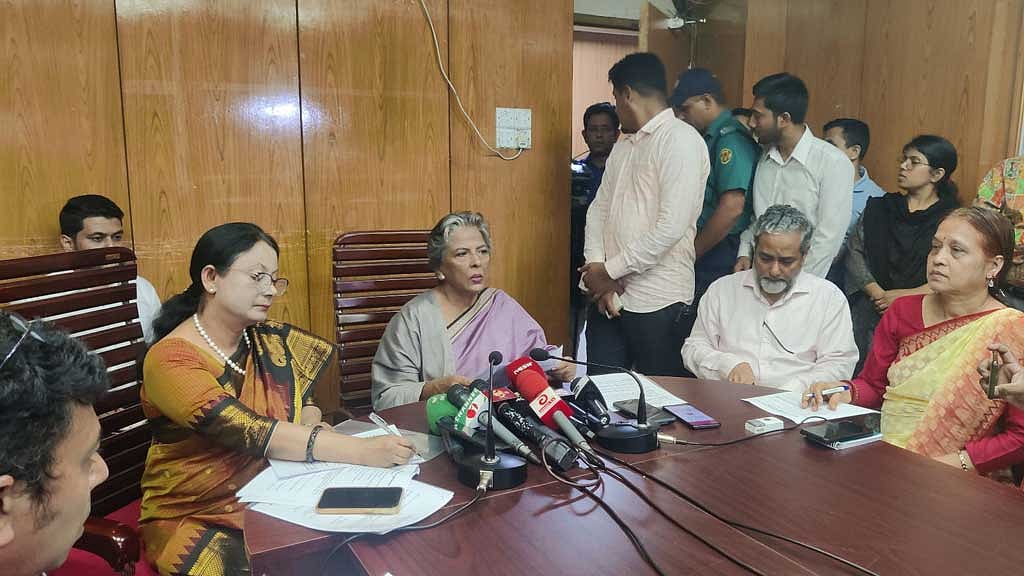 সমাজকল্যাণ মন্ত্রণালয়ের সম্মেলনকক্ষে সংবাদ সম্মেলনে উপদেষ্টা শারমীন এস মুরশিদ।