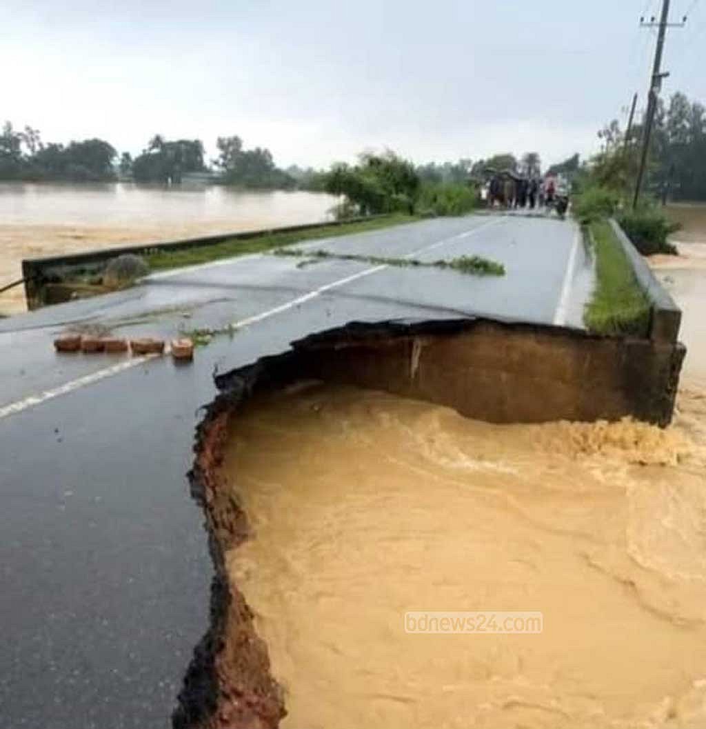 পাহাড়ি ঢলের প্রবল স্রোতে শেরপুর থেকে তিনআনি হয়ে নালিতাবাড়ি আঞ্চলিক মহাসড়কের রাণীগাঁও সেতুর কাছে সড়ক ভেঙে যাওয়ায় শনিবার দুপুর থেকে যোগাযোগ বিচ্ছিন্ন হয়ে গেছে।