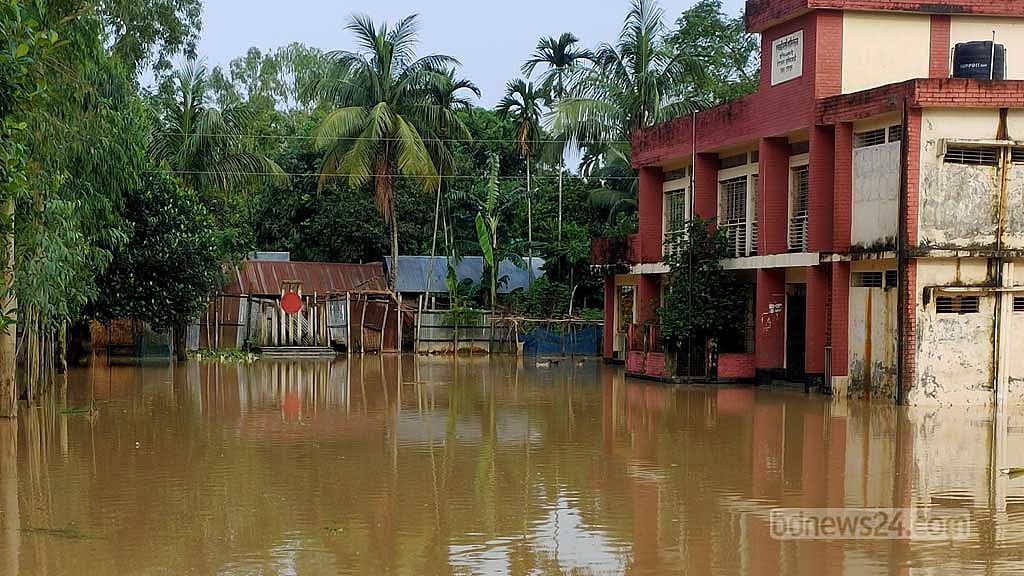 বন্যার পানিতে ডুবে আছে শেরপুরের নালিতাবাড়ীর গাগলাজানি সরকারি প্রাথমিক বিদ্যালয়।
