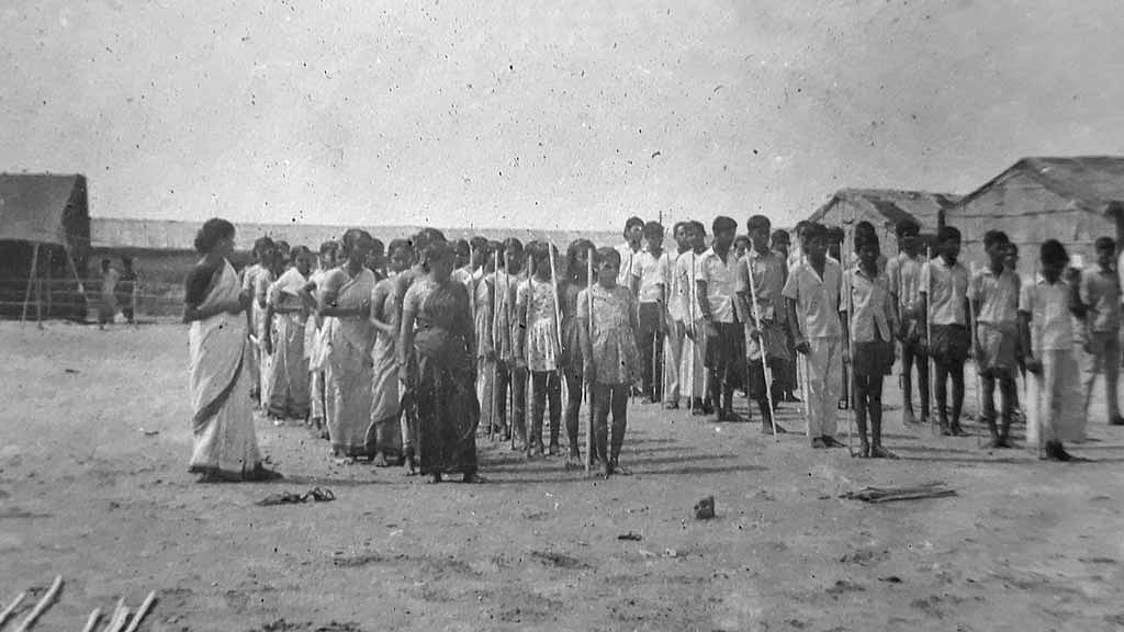 ভলান্টিয়াররা শরণার্থী ক্যাম্পের যুবক-যুবতীদের ট্রেনিং করাচ্ছেন। ছবি: হামিদ রায়হান