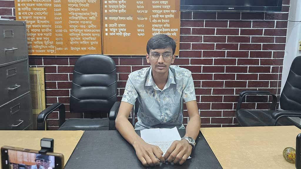ছোট ভাইয়ের সন্ধান চেয়ে মঙ্গলবার সংবাদ সম্মেলন করেন ঢাকা বিশ্ববিদ্যালয়ের শিক্ষার্থী নাহিদ ইসলাম।