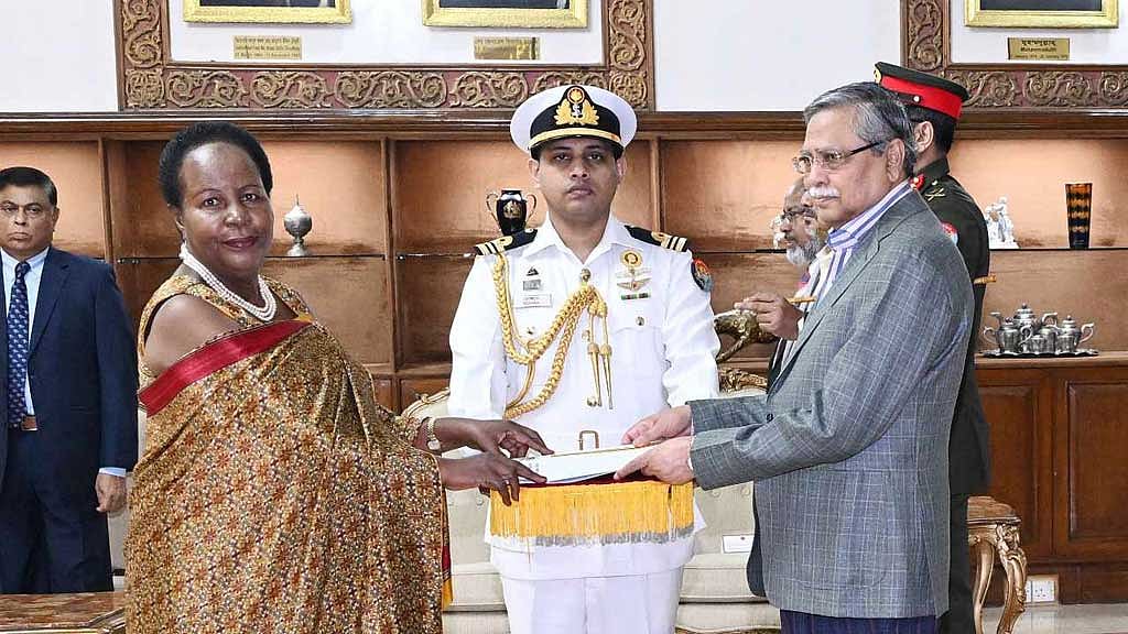 উগান্ডার হাই কমিশনার জয়েস কাকুরামাতসি কিকাফানদো বৃহস্পতিবার রাষ্ট্রপতি মো. সাহাবুদ্দিনের কাছে পরিচয়পত্র পেশ করেন। ছবি: পিআইডি
