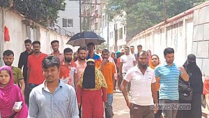 আশুলিয়ায় ৬৩ শ্রমিক বরখাস্ত করে কারখানা বন্ধ ঘোষণা